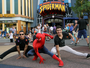Sérgio Malheiros e Juliano Laham posam com Spider Man em Orlando