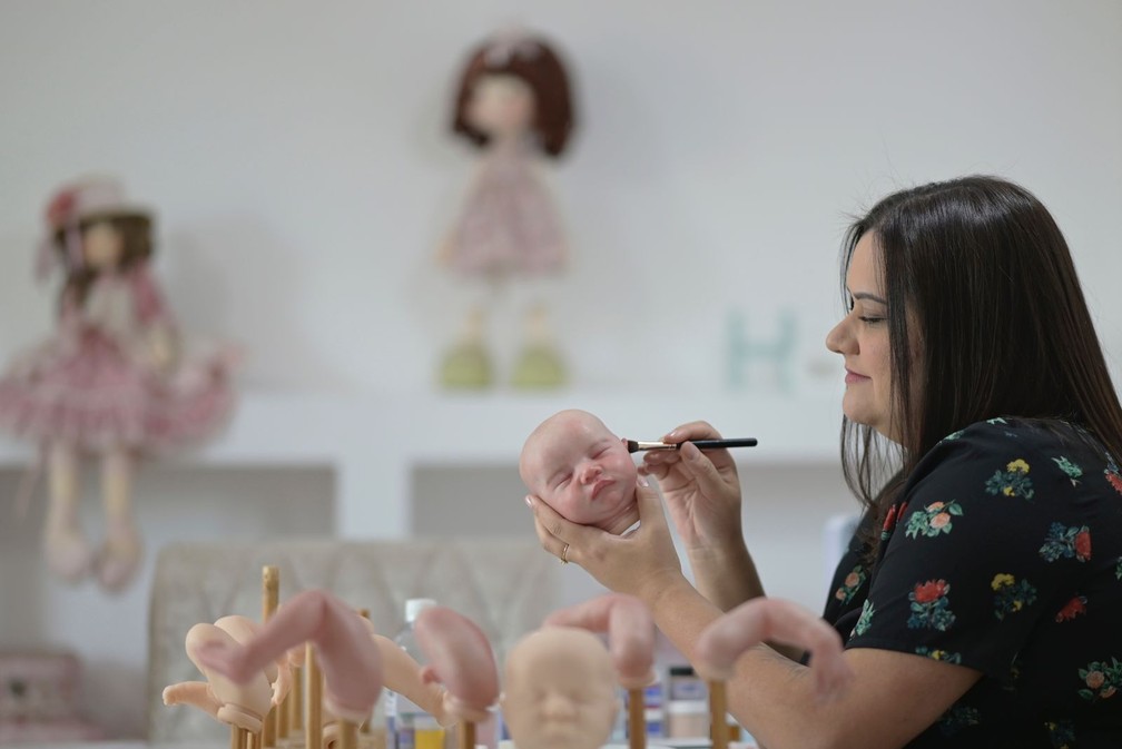 Ana Paula Guimarães confecciona bonecas reborn na Grande BH — Foto: Douglas Magno