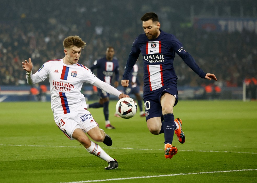 Lepenant e Messi em PSG x Lyon pelo Campeonato Francês — Foto: REUTERS/Sarah Meyssonnier