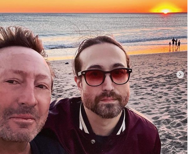 Os filhos de John Lennon (1940-1980), Julian Lennon e Sean Lennon, em uma praia na Califórnia durante a viagem dos dois pelos Estados Unidos (Foto: Instagram)