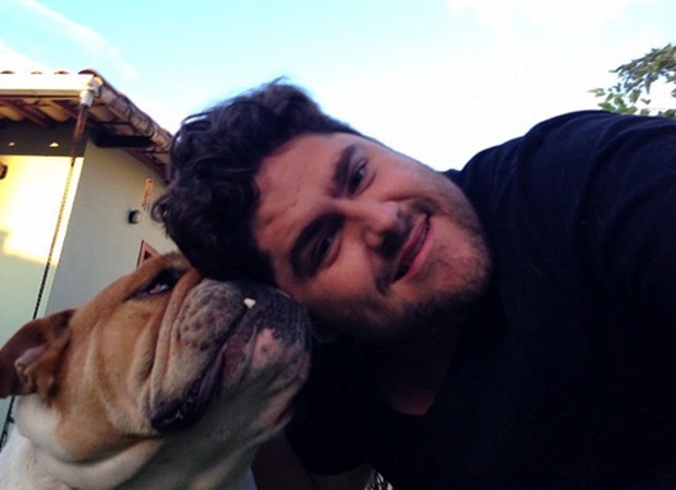 César Menotti faz pose com o cãozinho Elvis (Foto: Reprodução/Instagram)