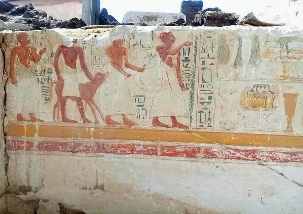 Hieróglifos encontrados na tumba de Iwrhya (Foto: Photo courtesy Egyptian antiquities ministry)