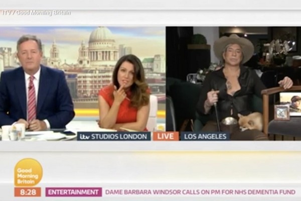 O ator Mickey Rourke em entrevista ao programa Good Morning Britain (Foto: Reprodução)