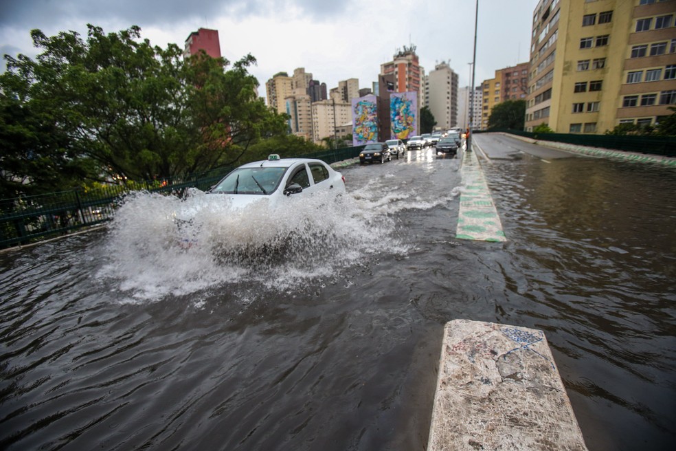 Vista de trecho interditado por alagamento no Elevado João Goulart, popularmente conhecido como Minhocão, na zona oeste de São Paulo — Foto: TIAGO QUEIROZ/ESTADÃO CONTEÚDO