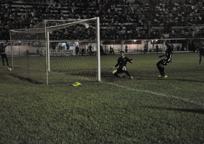 Gol da Pantera saiu aos 20 minutos do 2º tempo após lance envolvendo o atacante Amílton. (Foto: Antônio Cota/DRD)