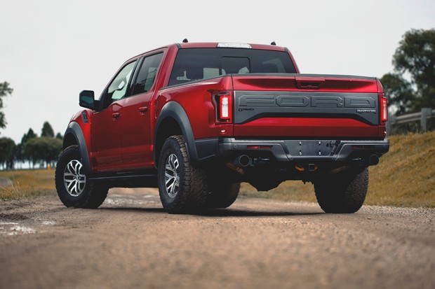 Traseira também conta com detalhes pretos e dois enormes escapes (Foto: Fabio Aro/Autoesporte) Traseira também conta com detalhes pretos e dois enormes escapes (Foto: Fabio Aro/Autoesporte)
