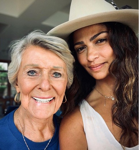 A brasileira Camila Alves, esposa do ator Matthew McConaughey, com a sogra, Mary Kay Kathleen McConaughey (Foto: Instagram)