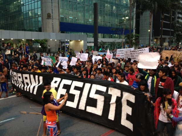 Faixa com a mensagem "Guarani resiste" à frente de manifestantes na Paulista (Foto: Marcelo Mora/ G1)