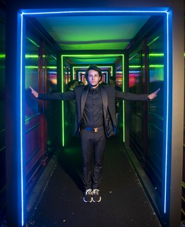 Thiago Mansur, embaixador da BMW, no túnel de LED da marca que conectava as pistas do Baile 