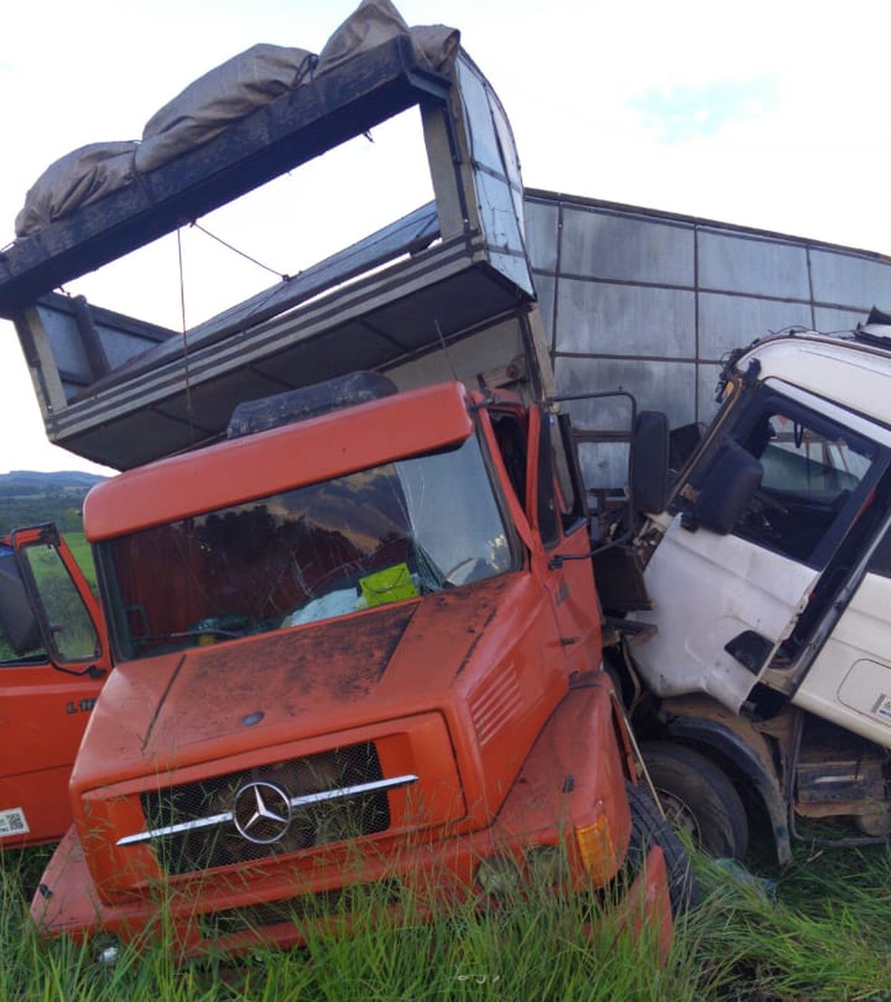 Motorista de caminhão entra em rodovia sem observar 