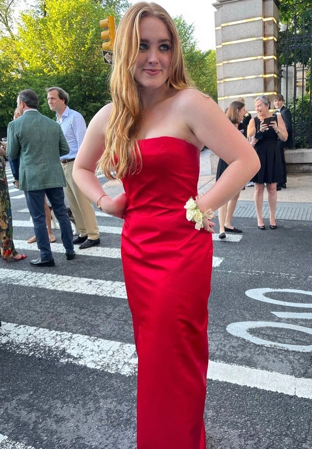 Filha de Brooke Shields, Rowan Francis Henchy repete vestido da mãe em evento de formatura (Foto: Reprodução/Instagram)