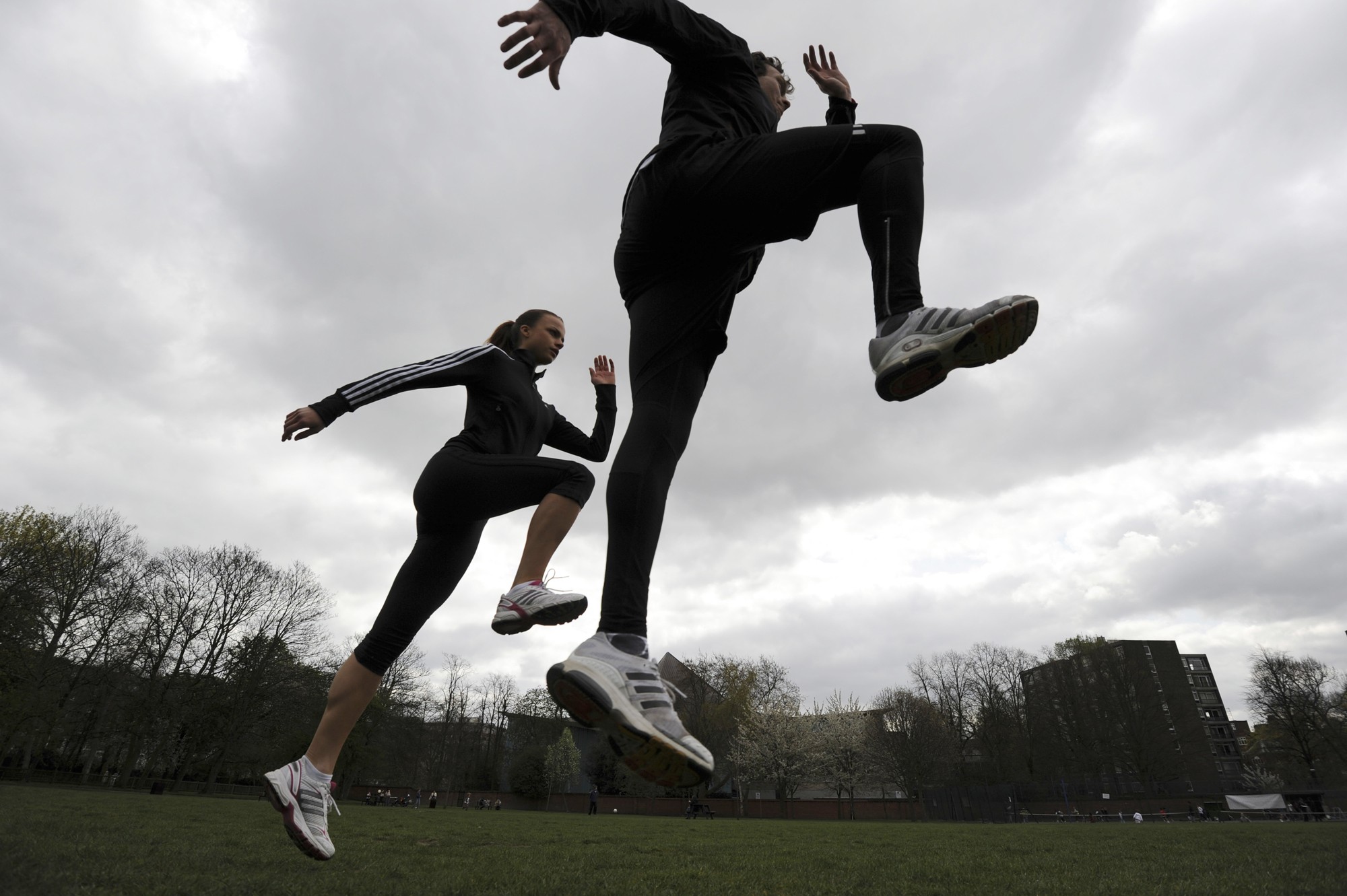 A woman with her personal trainer, exercising in a park in London, UK. Fitness, exercise and wellbeing has never been more popular in the United Kingdom as people strive to live healthy lives. (Photo by In Pictures Ltd./Corbis via Getty Images) (Foto: Corbis via Getty Images)