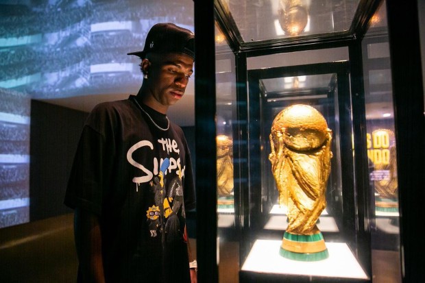 Vini Jr. posa ao lado da taça da Copa do Mundo no Museu Seleção Brasileira (Foto: Reprodução/Instagram)