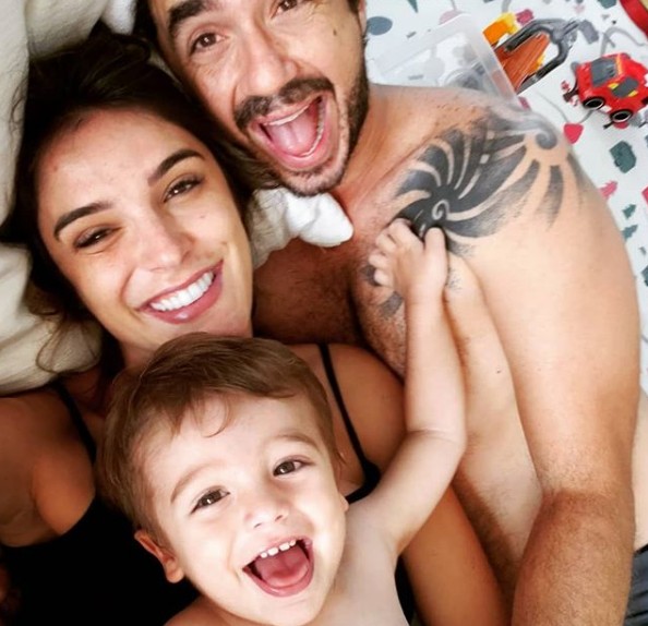 Rafa Brites com Felipe Andreoli e o filho, Rocco (Foto: Reprodução Instagram)