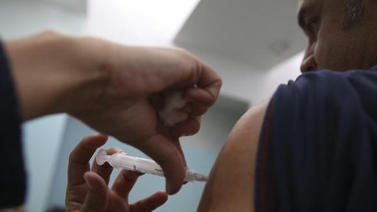 Nova vacina de alta proteção contra gripe para idosos chega à rede privada em abril