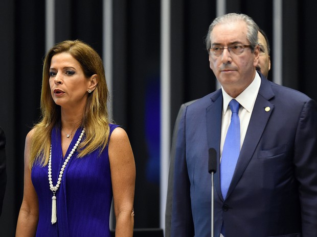 Claudia Cruz, mulher do presidente suspenso da Câmara dos Deputados Eduardo Cunha, ao lado dele durante cerimônia no congresso em novembro de 2015 (Foto: Evaristo Sá/AFP/Arquivo)
