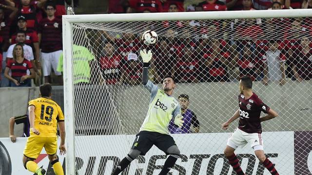 Diego Alves fez grande defesa no primeiro tempo