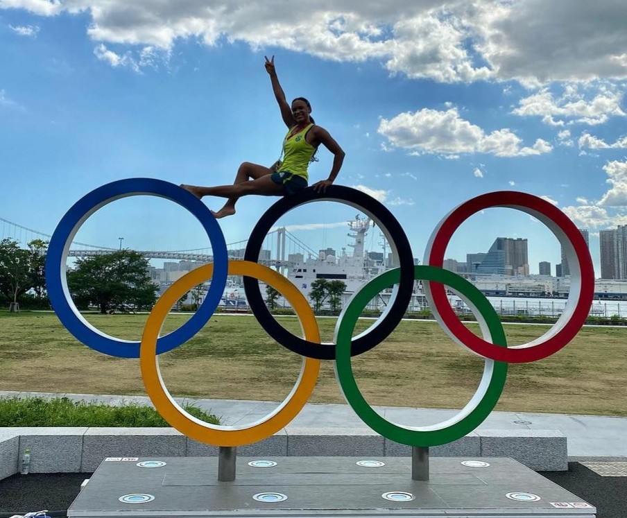 Rebeca Andrade no alto dos arcos olímpicos, em Tóquio  (Foto: Reprodução / Instagram )