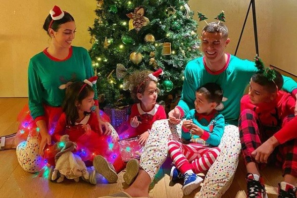 Cristiano Ronaldo com Georgina Rodriguez e seus quatro filhos durante o Natal (Foto: Instagram)