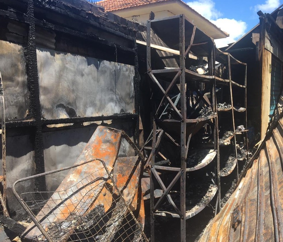 Fogo destruiu lojas do Mercado da Produção de Maceió — Foto: Douglas Lopes/ TV Gazeta