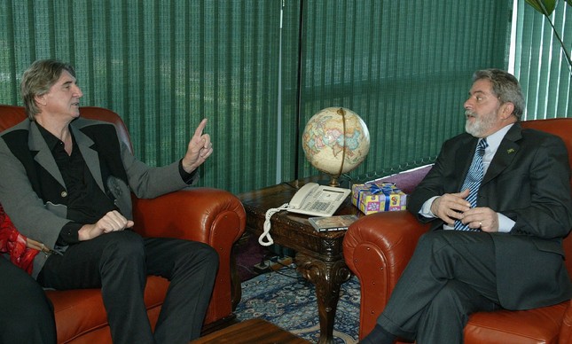 Sérgio Reis e o então presidente Lula durante encontro no Palácio do Planalto