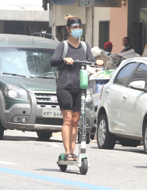 Guilhermina Guinle anda de patinete no Rio de Janeiro (Foto: Daniel Delmiro/AgNews)