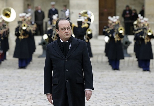François Hollande, presidente da França, durante homenagem aos 130 mortos nos atentados terroristas de Paris (Foto: Philippe Wojazer/AFP/Getty Images)
