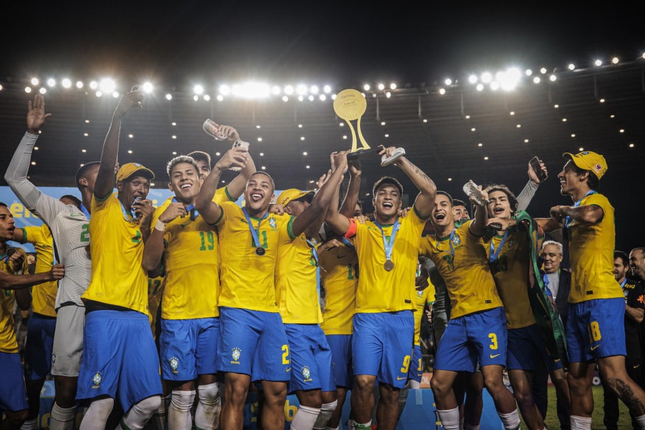Jogadores da seleção brasileira comemoram título em Cariacica (ES)
