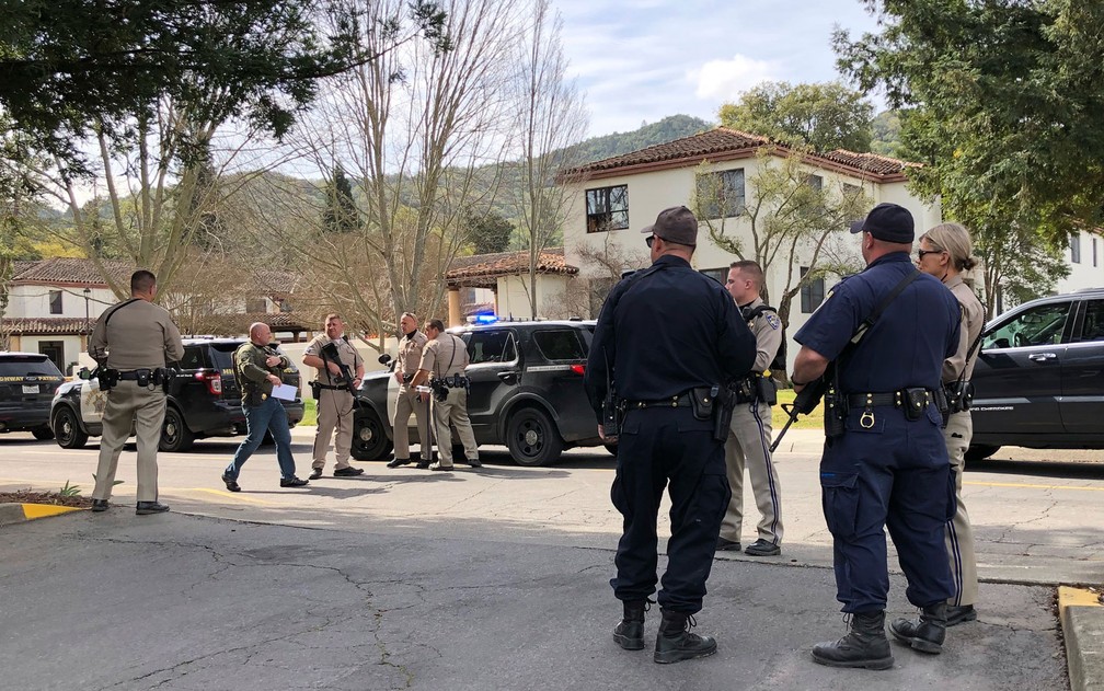 Policiais e membros de outras forças da lei americanas são vistos do lado de fora da Veterans Home of California em Yountville, na sexta-feira (9) (Foto: JL Sousa/Napa Valley Register via AP)