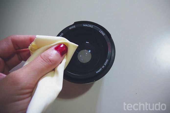 Limpe bem a lente com um pano especial antes de começar (Foto: Daniele Starck/TechTudo)