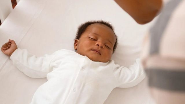 A personalidade do bebê ajuda a determinar se eles conseguem dormir sozinhos ou se precisam da ajuda e da confiança de um cuidador (Foto: Getty Images)