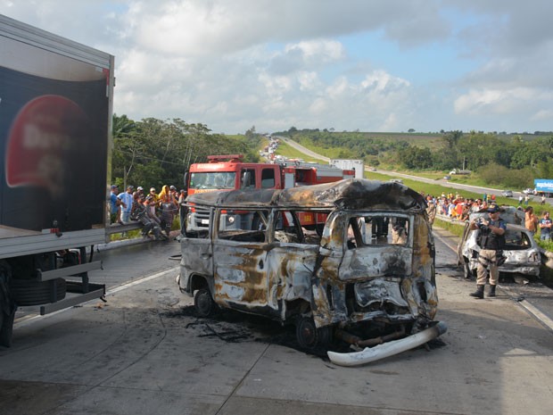 Trânsito na BR-101, sentido Pernambuco-Paraíba, ficou interdidato  (Foto: Walter Paparazzo/G1)