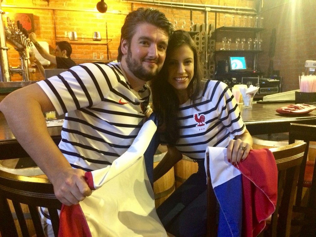 O francÃªs Simon Pierre e a esposa brasileira FlÃ¡via Nogueira comemoram o tÃ­tulo da FranÃ§a (Foto: Paula Paiva Paulo/G1)