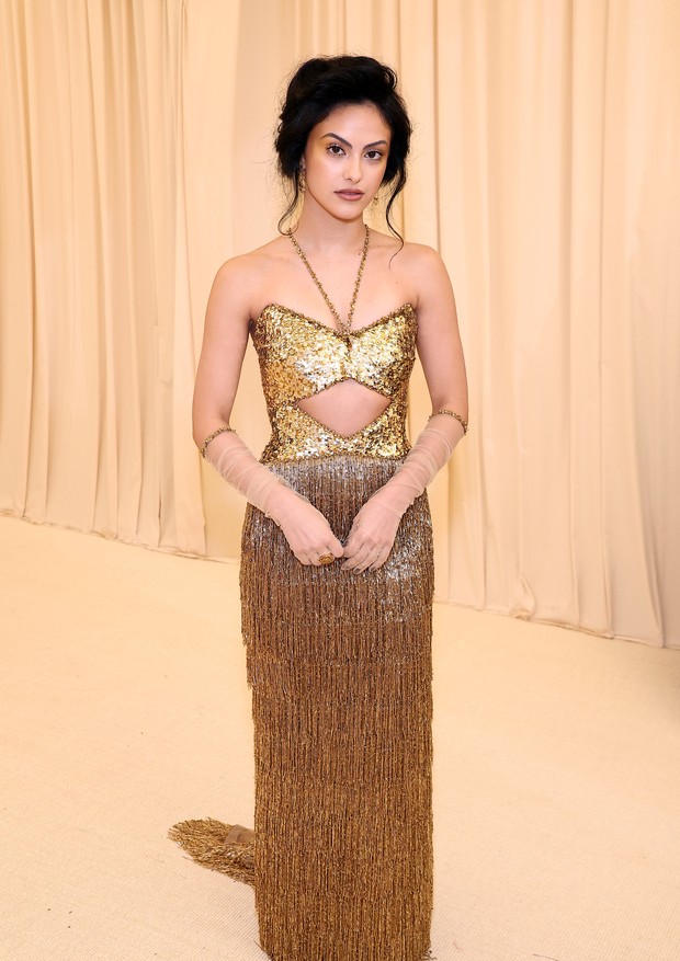 NEW YORK, NEW YORK - MAY 02: (Exclusive Coverage) Camila Mendes arrives at The 2022 Met Gala Celebrating "In America: An Anthology of Fashion" at The Metropolitan Museum of Art on May 02, 2022 in New York City. (Photo by Arturo Holmes/MG22/Getty Images fo (Foto: Getty Images for The Met Museum/)