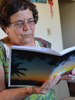 Professora aposentada guarda história e poesias de São Tiago (Foto: Samantha Silva / G1)