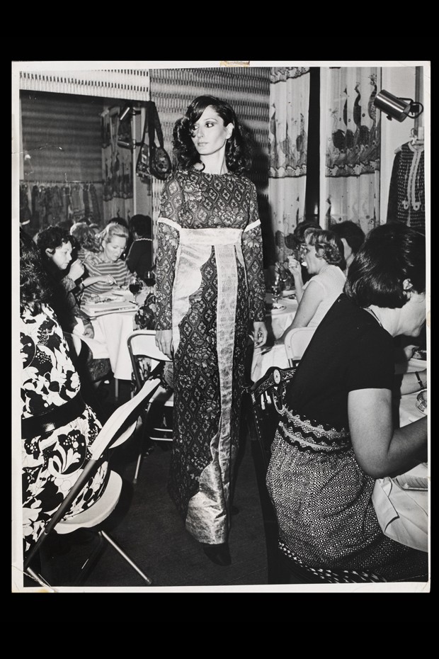 A model wearing a printed silk dress with brocade panels at the press lunch for the New York opening, July 1971 (Foto: Courtesy of the Venetia Porter collection /Image © V&A Photographic Studio )