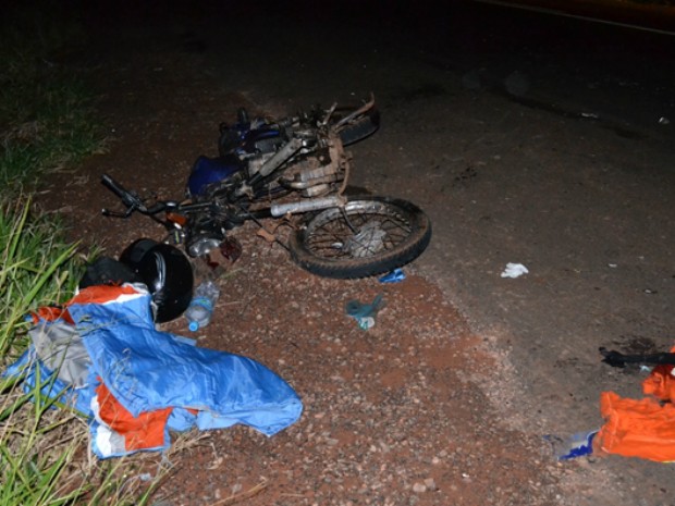 G1 - Motociclista e garupa morrem em acidente entre carro e moto