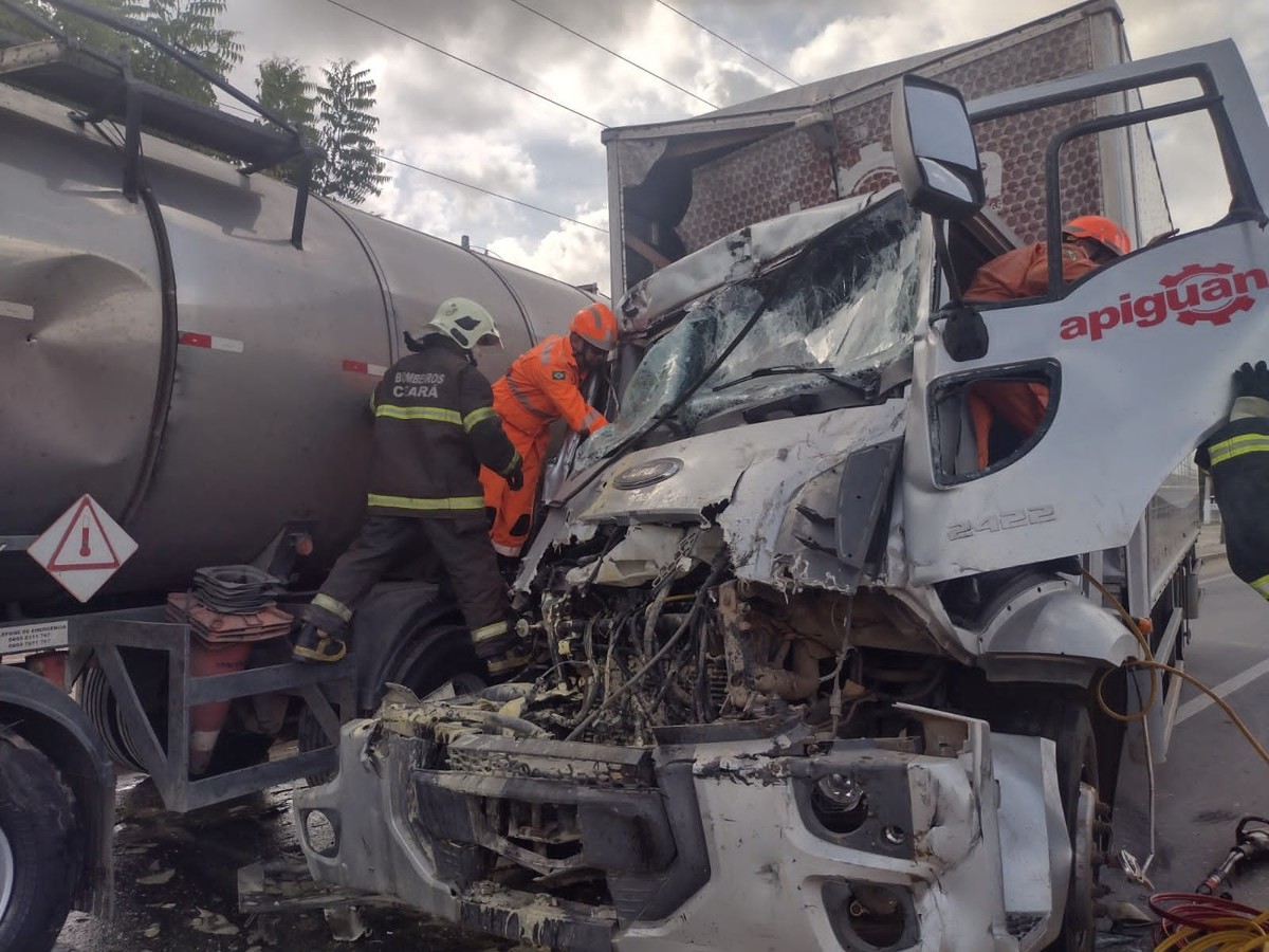 Homem preso às ferragens é resgatado após acidente com dois caminhões ...