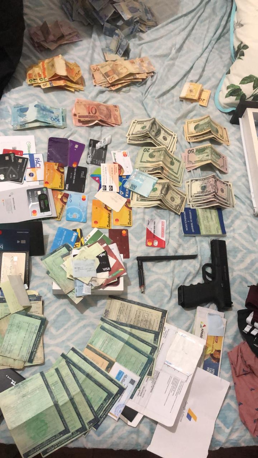 Documentos, cartões, arma e dinheiro apreendidos na Bahia, durante Operação 404 do Ministério da Justiça — Foto: Arquivo pessoal