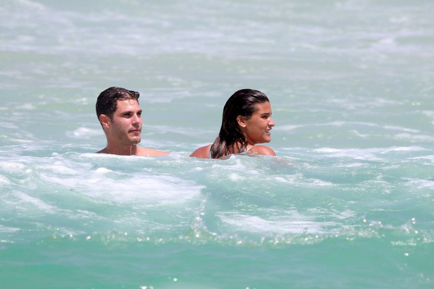 Giulia Costa beija muito em praia no Rio (Foto: AgNews)