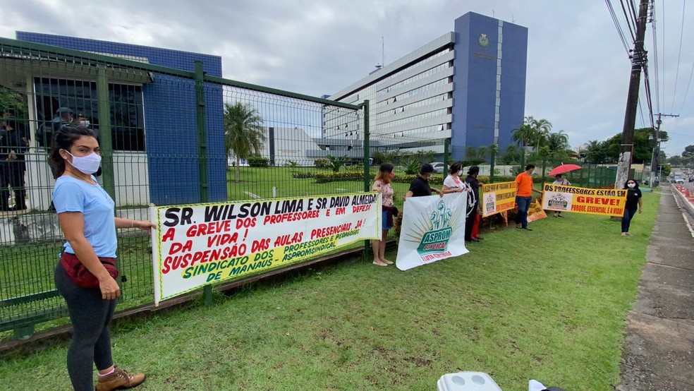Professores protestam contra o retorno às aulas em Manaus — Foto: Patrick Marques/G1