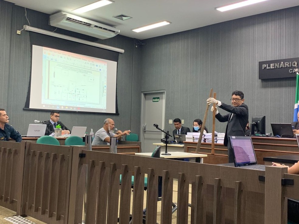 Ferramenta usada para matar José Leonel foi apresentada ao júri  — Foto: Geisy Garnes