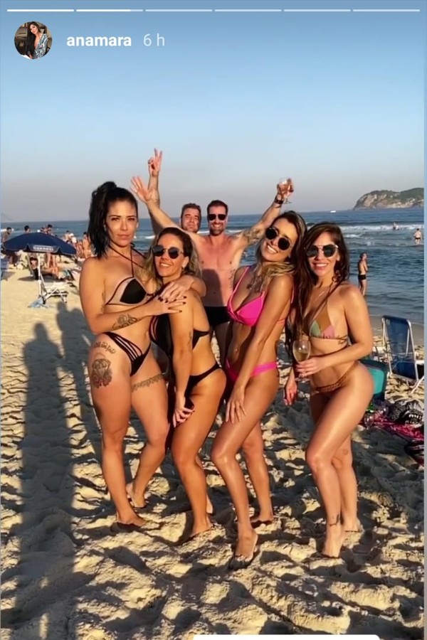 Anamara curte praia com as amigas (Foto: Reprodução/Instagram)