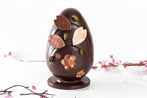 Cesar Yukio | Ovo Sakura 3.0, com casca de chocolate meio amargo e recheio de caramelo puxa-puxa de pistache decorado com sakura. 450 g, R$ 149