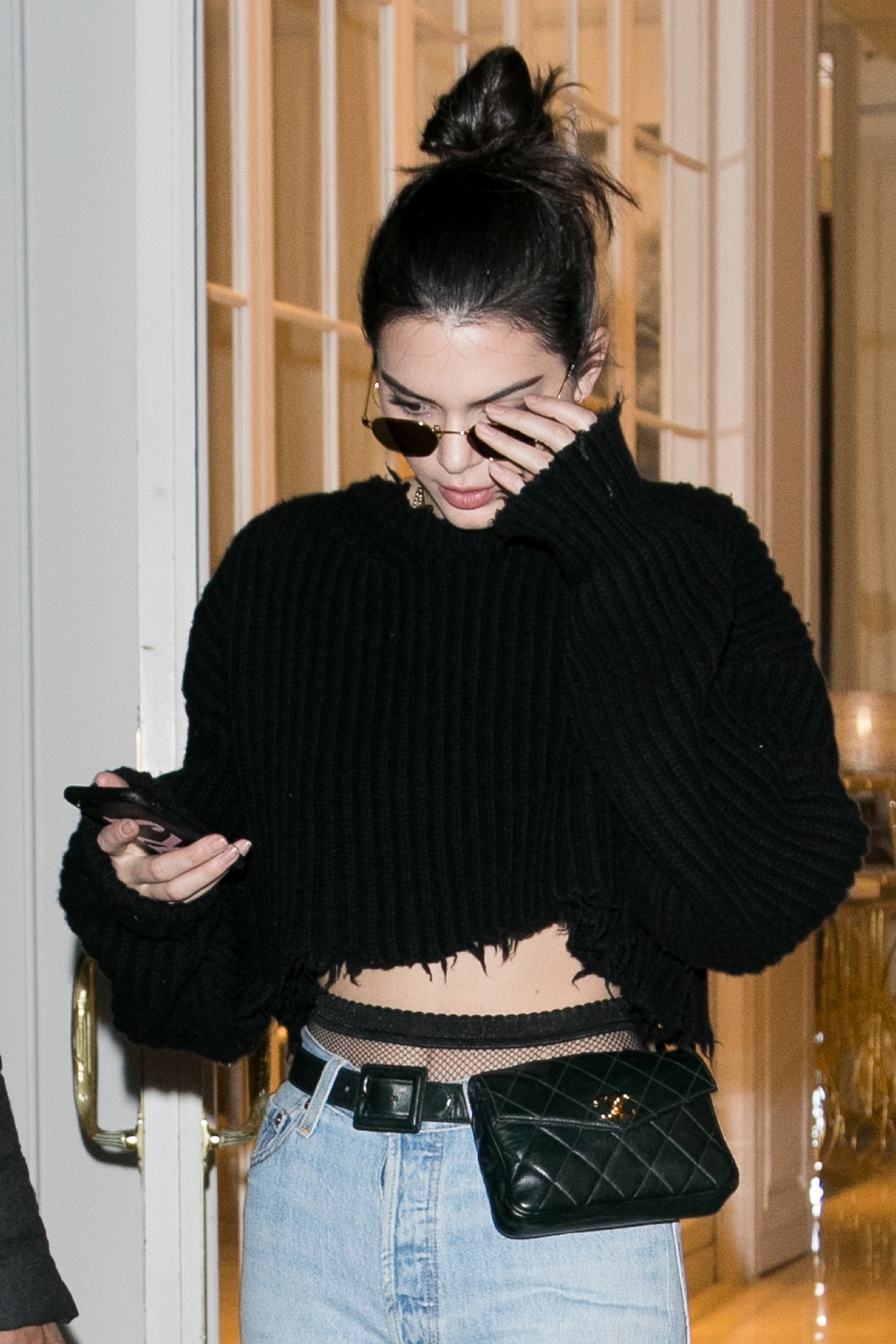 Kendall Jenner e a pochete da Chanel (Foto: Getty Images)