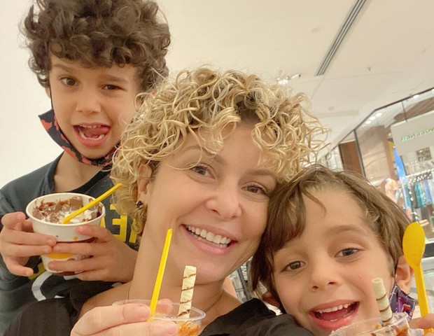 Bárbara Borges e os filhos, Martim e Theo (Foto: Reprodução/Instagram)
