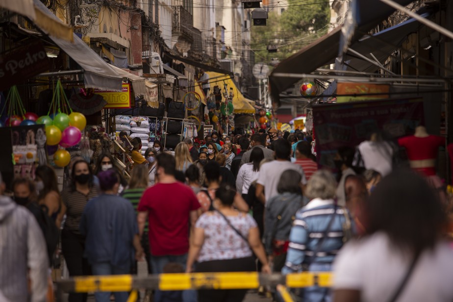 Pedestres na região do Saara, no Centro do Rio: vendas no varejo caem há dois meses