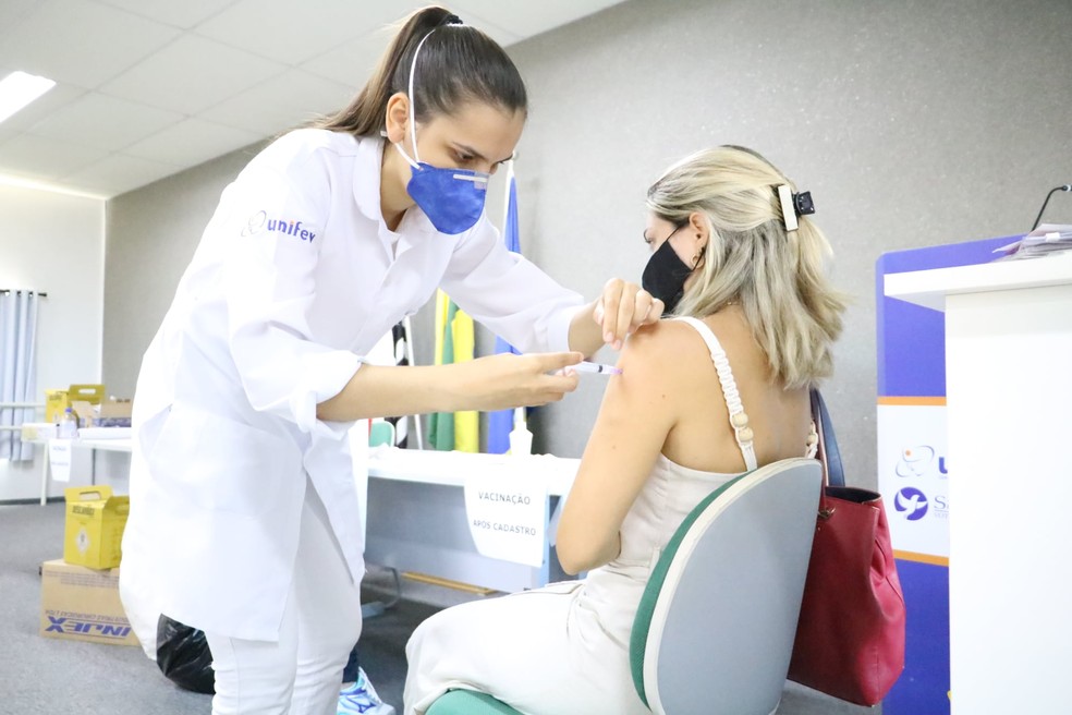 Profissional recebendo dose da vacina contra a Covid-19 em Votuporanga— Foto: Divulgação/Prefeitura de Votuporanga 