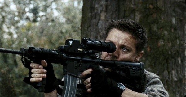 Jeremy Renner no cenário do filme "Extermínio 2" (2007) — Foto: Divulgação