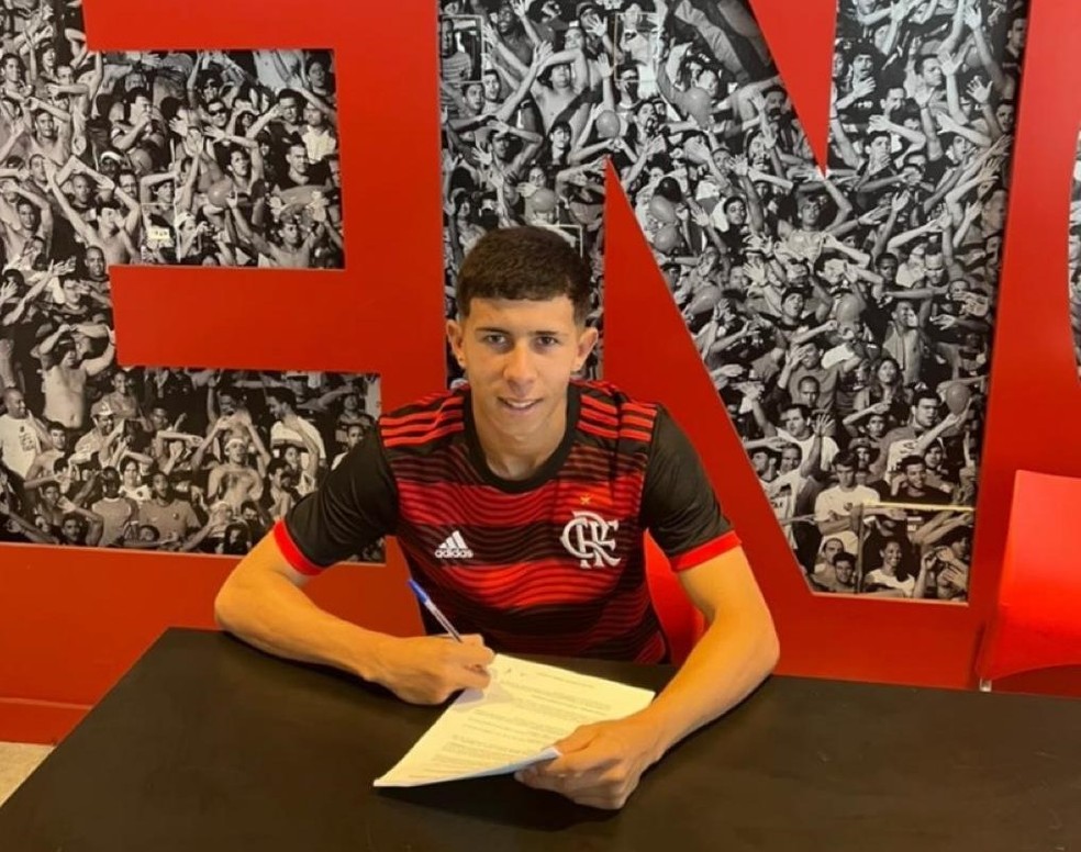 Felipe Teresa assina contrato com o Flamengo — Foto: Arquivo Pessoal